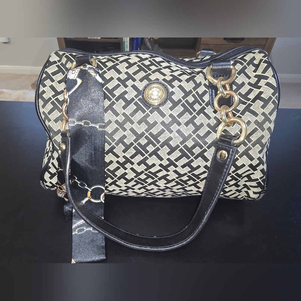Tommy Hilfiger Elegant Black and Beige Tote Bag